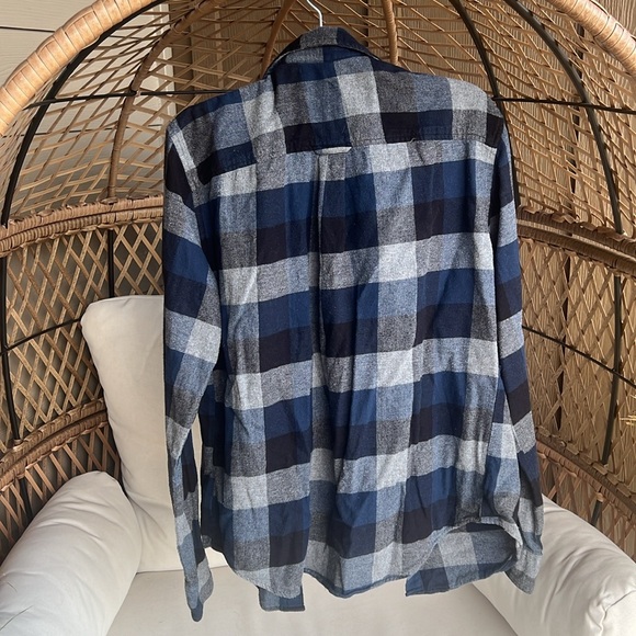 Size medium flannel shirt, great condition! - Picture 2 of 3